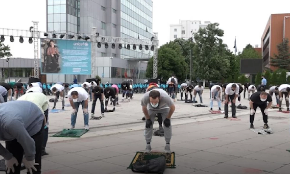 Ανήκουστο! Πολιορκείται η πλατεία της Πρίστινα από μουσουλμάνους